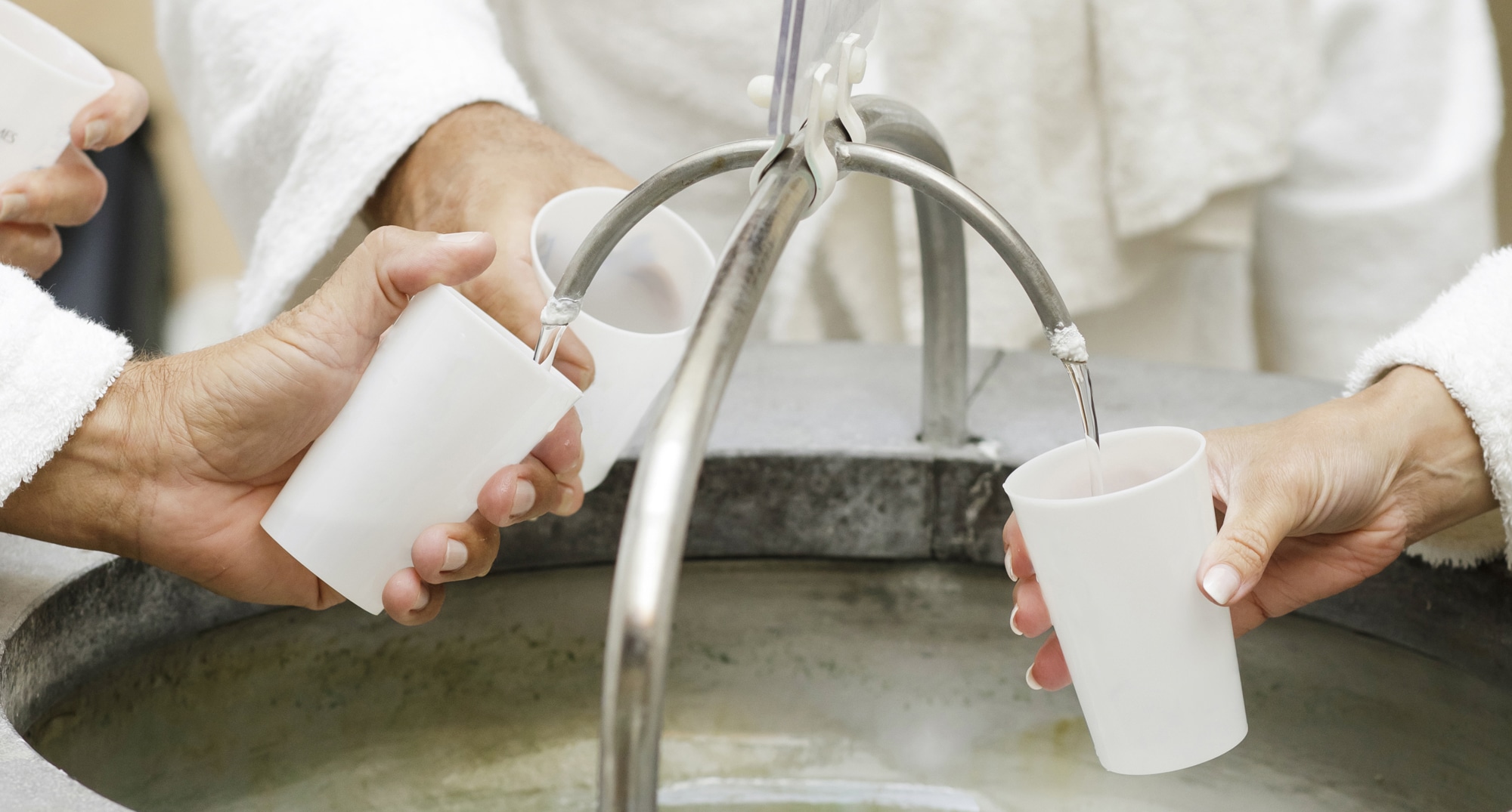 Personnes se servant d'eau de source