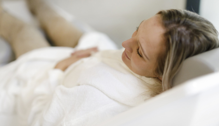 Personne en cure thermale se reposant