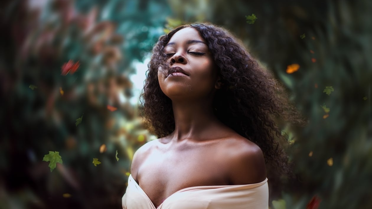 Personne dans une forêt se relaxant